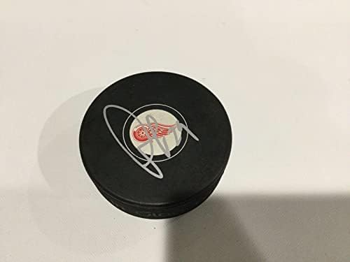 Томас Грейсс подписа хокей шайба Детройт Ред Уингс с автограф a - за Миене на НХЛ с автограф