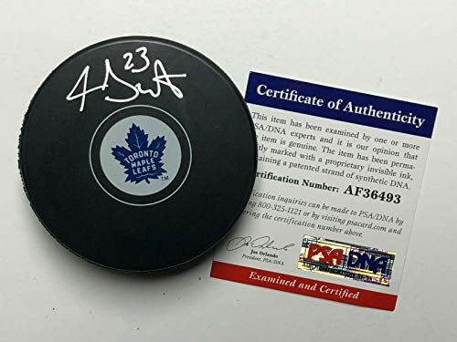 Травис Дермотт подписа хокей шайба Торонто Мейпъл Лийфс PSA AF36493 - за Миене на НХЛ с автограф
